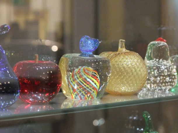 close up of glass apple rack at Mele e Pere close up of glass apple rack at mele e pere