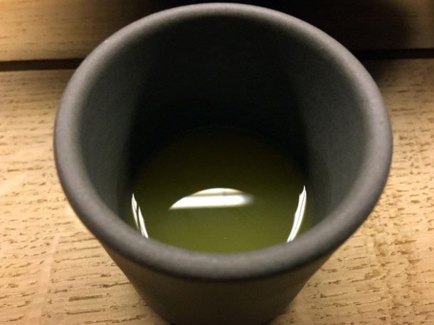 apple kombucha at mãos