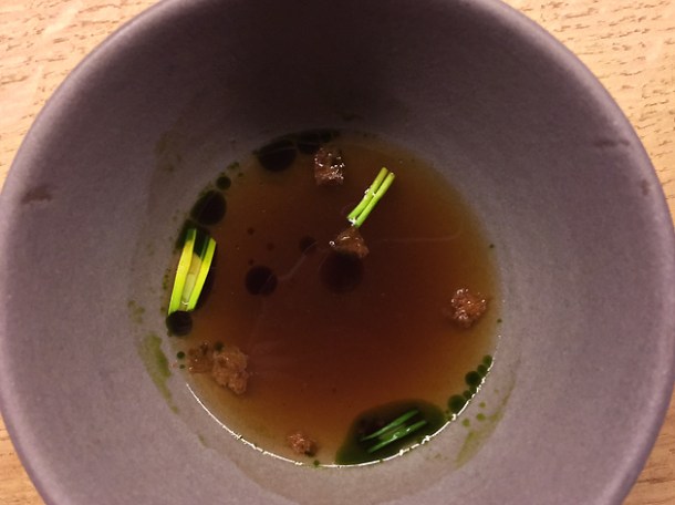 bone broth with garlic at mãos