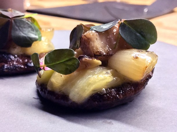 bone marrow and onions on beetroot bread at mãos