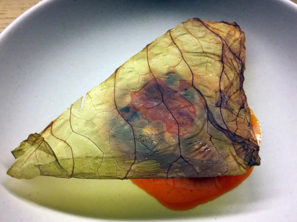 dried shiso leaf at mãos