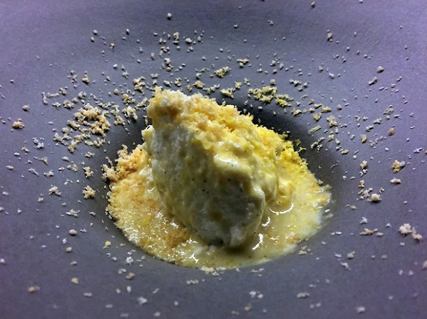 poached meringue at mãos