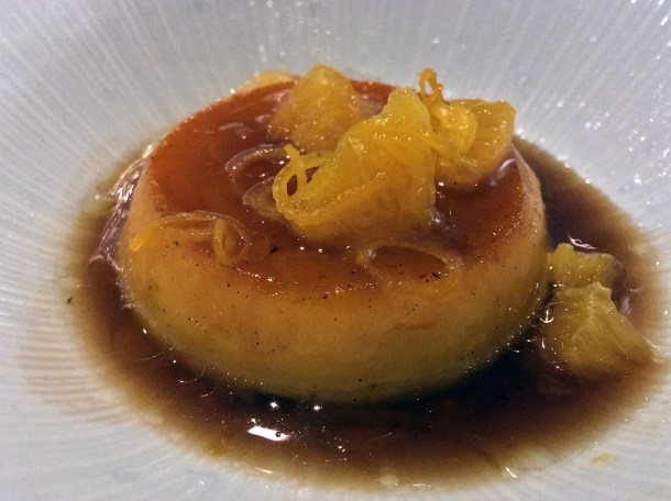 illustrative photo of the Pudim Casa de Santo Amaro with orange and madeira at Volta do Mar