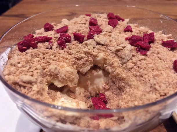 illustrative photo of the white chocolate serradura and raspberry at Volta do Mar