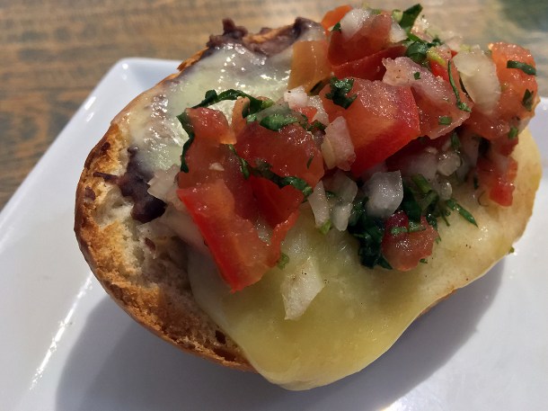 illustrative photo of the mollettes roll at La Chingada