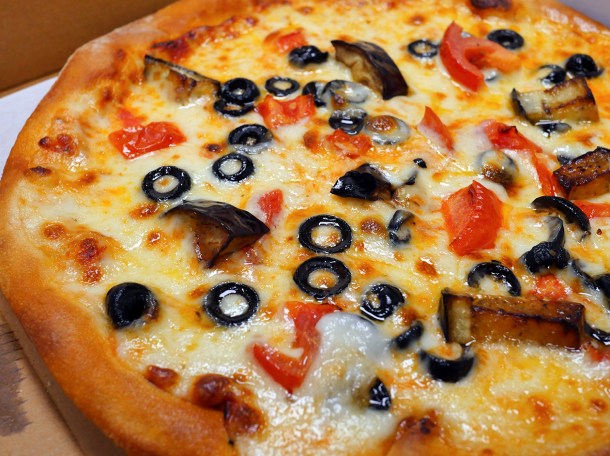 illustrative photo of the Melanzane pizza from Veggie Crust