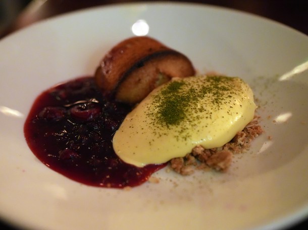 illustrative photo of the financier with compote and custard at Hausu