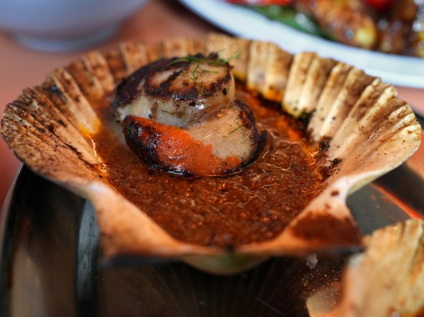 illustrative photo of the grilled scallop at Singburi Shoreditch
